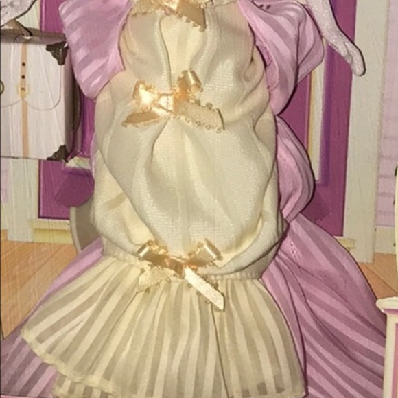 Collectible Mrs Albee Barbie 1997 - Picture 6 of 6